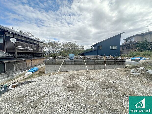 周辺は落ち着いた街並みの住宅地！子育てがしやすい住環境です！まだ未完成ですが、現地でしかわからない事もございます。是非一度ご覧ください。