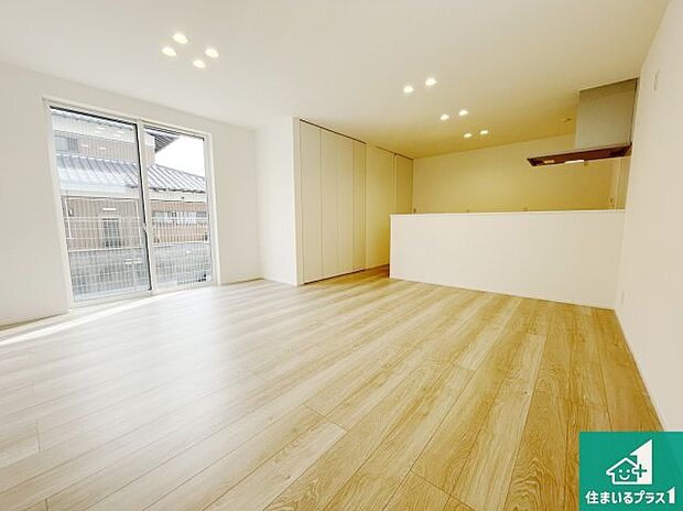 シンプルなリビングは、観葉植物等のインテリアを楽しめますね!パパ好みにも、ママ好みにも家具次第で雰囲気を変えることができます!