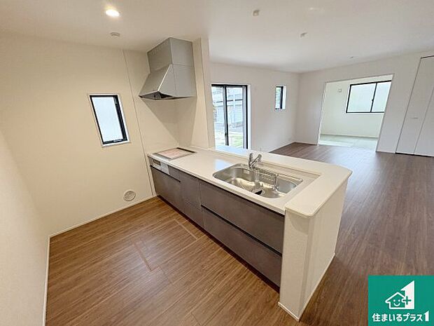 リビングと統一感があり、使い勝手のいいキッチン。広々としているので、二人並んで作業が出来ちゃいます。お子様と一緒に色々なお料理に挑戦できるスペースがあります。