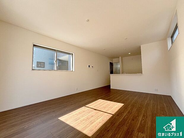 シンプルなリビングは、観葉植物等のインテリアを楽しめますね！パパ好みにも、ママ好みにも家具次第で雰囲気を変えることができます！