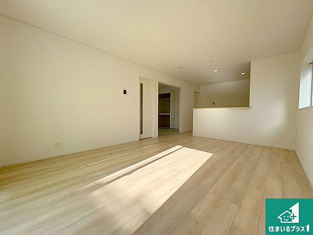 シンプルなリビングは、観葉植物等のインテリアを楽しめますね!パパ好みにも、ママ好みにも家具次第で雰囲気を変えることができます!