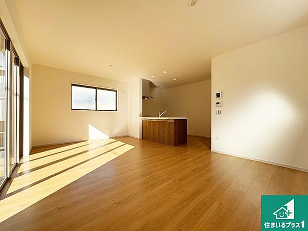 シンプルなリビングは、観葉植物等のインテリアを楽しめますね！パパ好みにも、ママ好みにも家具次第で雰囲気を変えることができます！