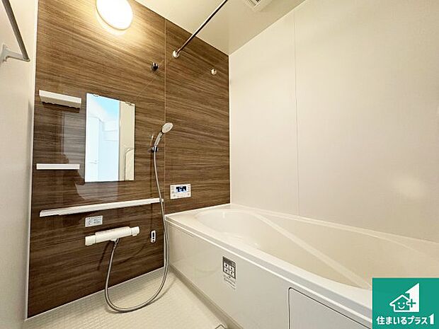 足をゆったり伸ばして寛げる浴槽です。窓が設けられていますので差し込む光が明るく穏やかな雰囲気にしてくれます♪浴室乾燥機も設置しているので、雨の日の洗濯物も安心です♪