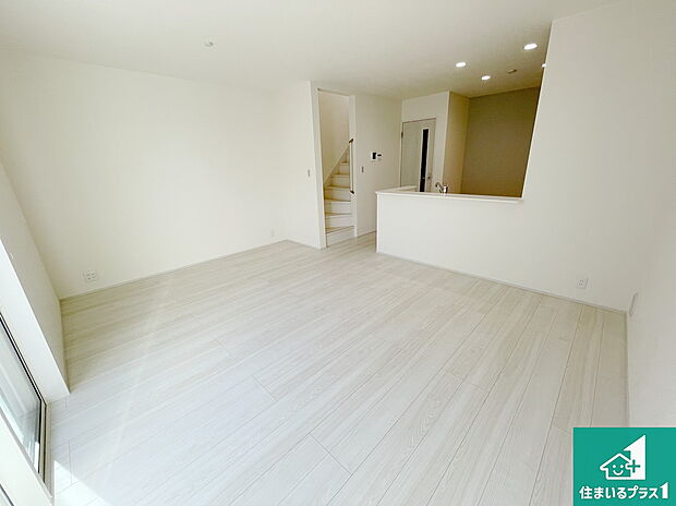 シンプルなリビングは、観葉植物等のインテリアを楽しめますね！パパ好みにも、ママ好みにも家具次第で雰囲気を変えることができます！