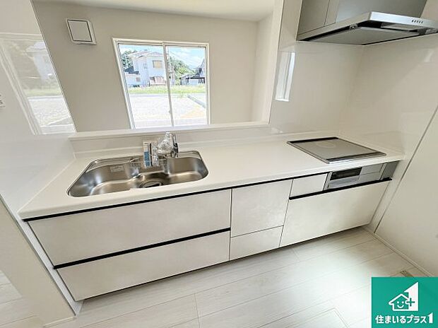 リビングと統一感があり、使い勝手のいいキッチン。広々としているので、二人並んで作業が出来ちゃいます。お子様と一緒に色々なお料理に挑戦できるスペースがあります。