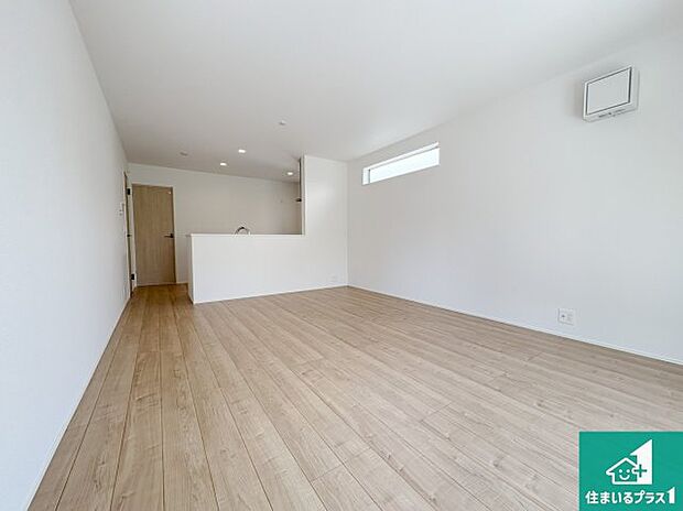 シンプルなリビングは、観葉植物等のインテリアを楽しめますね！パパ好みにも、ママ好みにも家具次第で雰囲気を変えることができます！