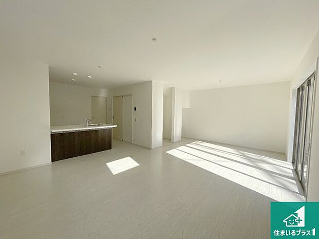 日当たり良好の明るいリビングで朝の目覚めもスッキリできそう！対面キッチンでご家族のコミュニケーションも自然と増える設計！小さなお子様が遊ぶスペースを作っても広々とくつろげるLDK！