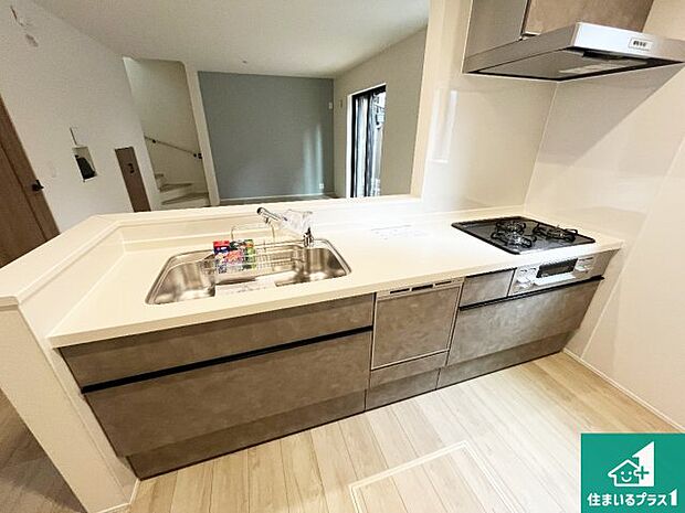 リビングと統一感があり、使い勝手のいいキッチン。広々としているので、二人並んで作業が出来ちゃいます。お子様と一緒に色々なお料理に挑戦できるスペースがあります。