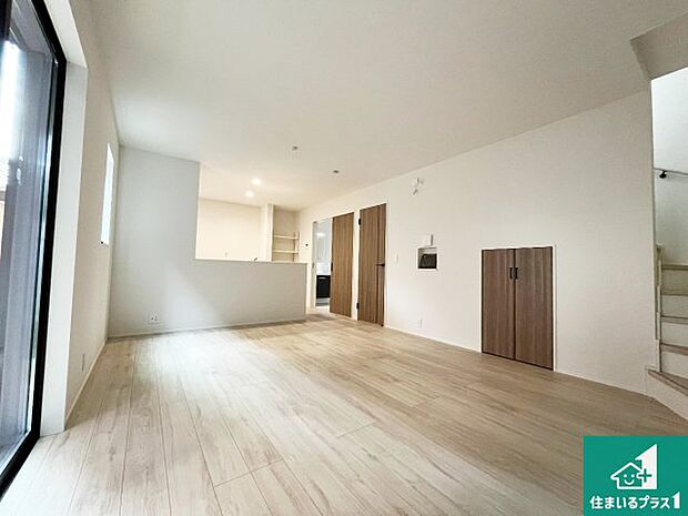 シンプルなリビングは、観葉植物等のインテリアを楽しめますね！パパ好みにも、ママ好みにも家具次第で雰囲気を変えることができます！