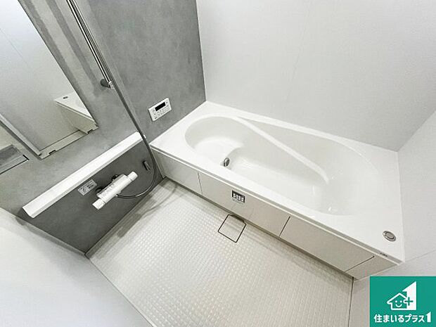 足をゆったり伸ばして寛げる浴槽です。窓が設けられていますので差し込む光が明るく穏やかな雰囲気にしてくれます♪浴室乾燥機も設置しているので、雨の日の洗濯物も安心です♪