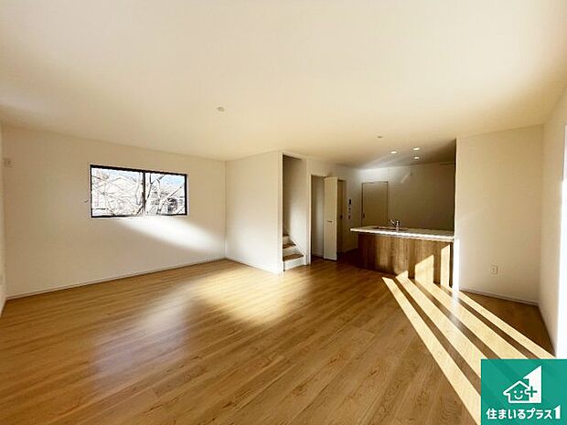 明るいリビングで朝の目覚めもスッキリできそう！対面キッチンでご家族のコミュニケーションも自然と増える設計！小さなお子様が遊ぶスペースを作っても広々とくつろげるLDK！