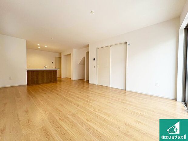 明るいリビングで朝の目覚めもスッキリできそう!対面キッチンでご家族のコミュニケーションも自然と増える設計!小さなお子様が遊ぶスペースを作っても広々とくつろげるLDK!