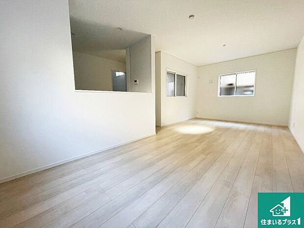 周辺は落ち着いた街並みの住宅地!子育てがしやすい住環境です!まだ未完成ですが、現地でしかわからない事もございます。是非一度ご覧ください。