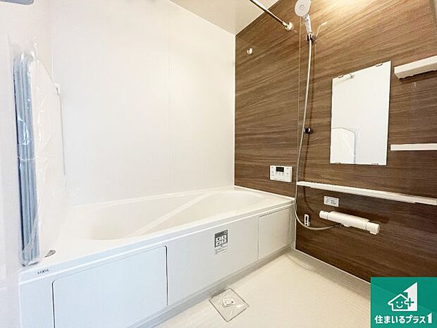 足をゆったり伸ばして寛げる浴槽です。窓が設けられていますので差し込む光が明るく穏やかな雰囲気にしてくれます♪浴室乾燥機も設置しているので、雨の日の洗濯物も安心です♪