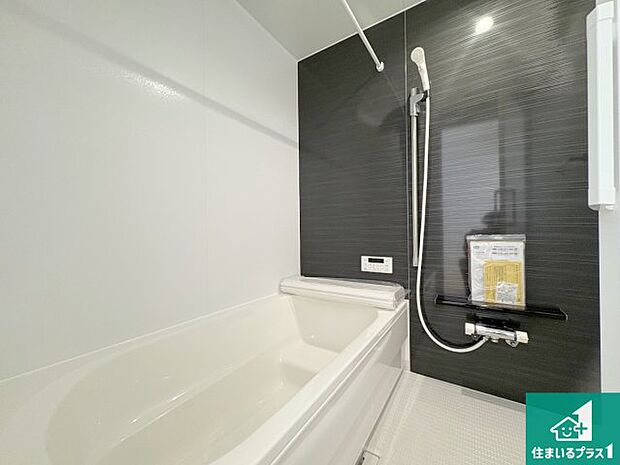 ゆったりと足を伸ばせる浴室は一日の疲れを癒してくれる大切な空間です。浴室乾燥機も設置しているので、雨の日の洗濯物も安心です♪