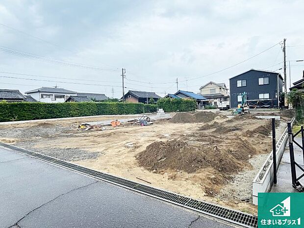 周辺は落ち着いた街並みの住宅地！子育てがしやすい住環境です！まだ未完成ですが、現地でしかわからない事もございます。是非一度ご覧ください。