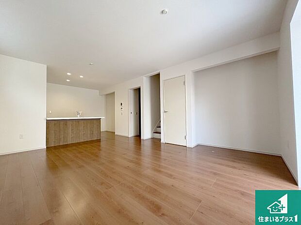 シンプルなリビングは、観葉植物等のインテリアを楽しめますね！パパ好みにも、ママ好みにも家具次第で雰囲気を変えることができます！