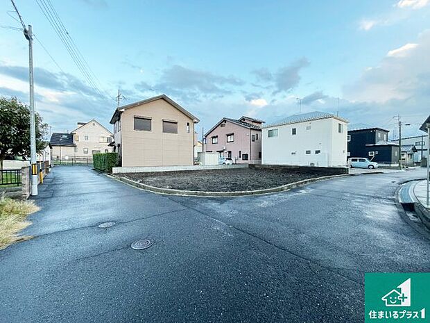 周辺は落ち着いた街並みの住宅地！子育てがしやすい住環境です！まだ未完成ですが、現地でしかわからない事もございます。是非一度ご覧ください。