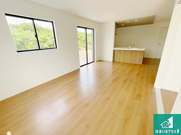 シンプルなリビングは、観葉植物等のインテリアを楽しめますね！パパ好みにも、ママ好みにも家具次第で雰囲気を変えることができます！