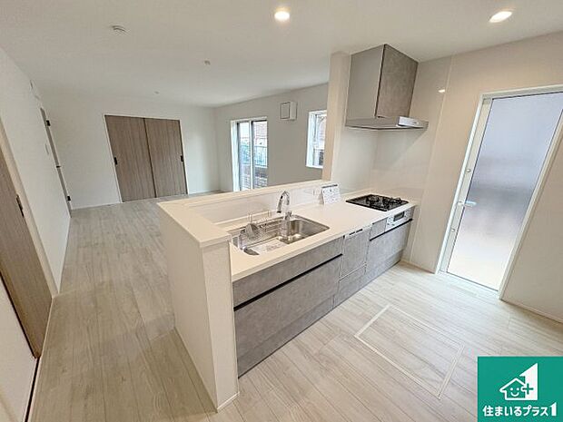 リビングと統一感があり、使い勝手のいいキッチン。広々としているので、二人並んで作業が出来ちゃいます。お子様と一緒に色々なお料理に挑戦できるスペースがあります。 