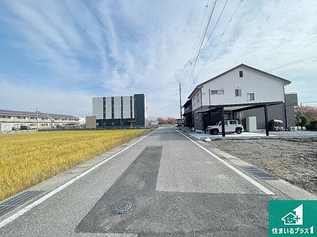 周辺は落ち着いた街並みの住宅地！子育てがしやすい住環境です！まだ未完成ですが、現地でしかわからない事もございます。是非一度ご覧ください。