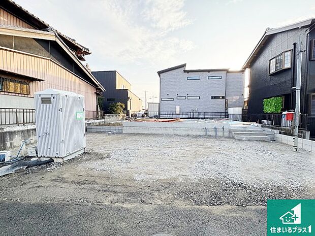 周辺は落ち着いた街並みの住宅地！子育てがしやすい住環境です！まだ未完成ですが、現地でしかわからない事もございます。是非一度ご覧ください。