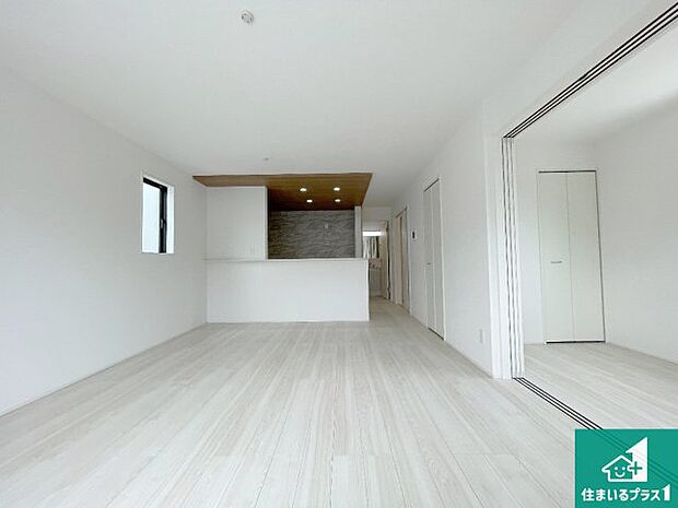 シンプルなリビングは、観葉植物等のインテリアを楽しめますね！パパ好みにも、ママ好みにも家具次第で雰囲気を変えることができます！