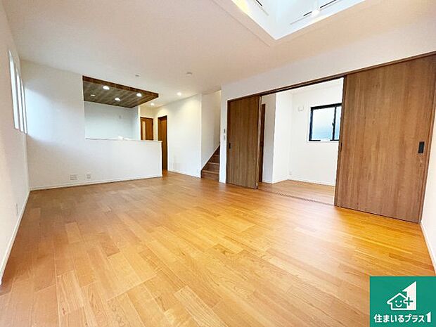 リビングと統一感があり、使い勝手のいいキッチン。広々としているので、二人並んで作業が出来ちゃいます。お子様と一緒に色々なお料理に挑戦できるスペースがあります。