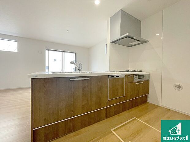 シンプルなリビングは、観葉植物等のインテリアを楽しめますね！パパ好みにも、ママ好みにも家具次第で雰囲気を変えることができます！