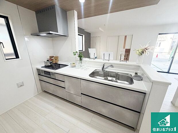 リビングと統一感があり、使い勝手のいいキッチン。広々としているので、二人並んで作業が出来ちゃいます。お子様と一緒に色々なお料理に挑戦できるスペースがあります。