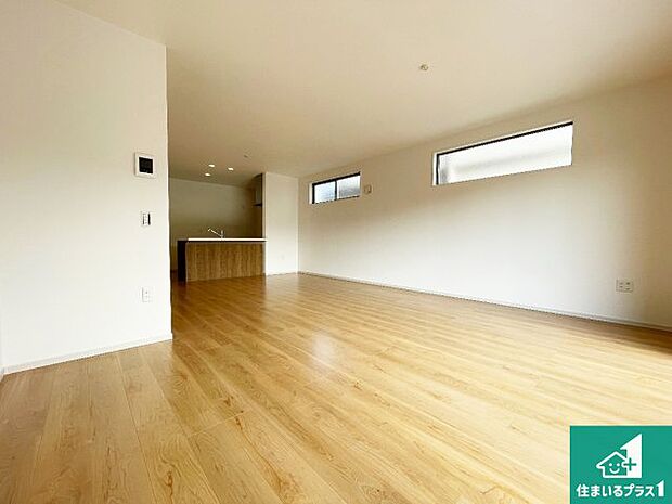 日当たり良好の明るいリビングで朝の目覚めもスッキリできそう!対面キッチンでご家族のコミュニケーションも自然と増える設計!小さなお子様が遊ぶスペースを作っても広々とくつろげるLDK!