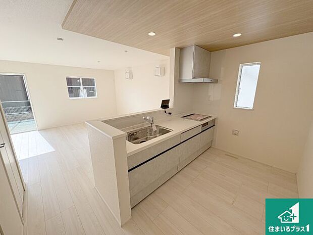 リビングと統一感があり、使い勝手のいいキッチン。広々としているので、二人並んで作業が出来ちゃいます。お子様と一緒に色々なお料理に挑戦できるスペースがあります。