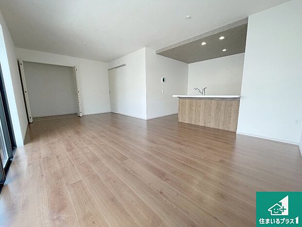 シンプルなリビングは、観葉植物等のインテリアを楽しめますね!パパ好みにも、ママ好みにも家具次第で雰囲気を変えることができます!