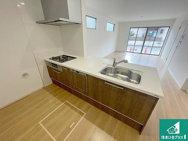 リビングと統一感があり、使い勝手のいいキッチン。広々としているので、二人並んで作業が出来ちゃいます。お子様と一緒に色々なお料理に挑戦できるスペースがあります。