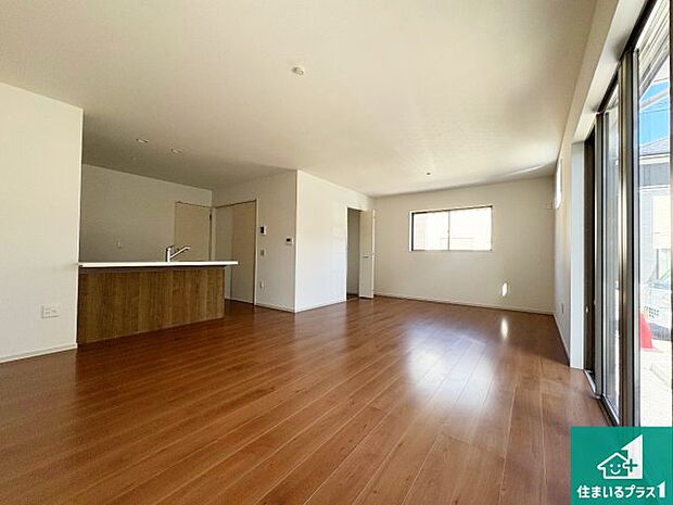 シンプルなリビングは、観葉植物等のインテリアを楽しめますね!パパ好みにも、ママ好みにも家具次第で雰囲気を変えることができます!