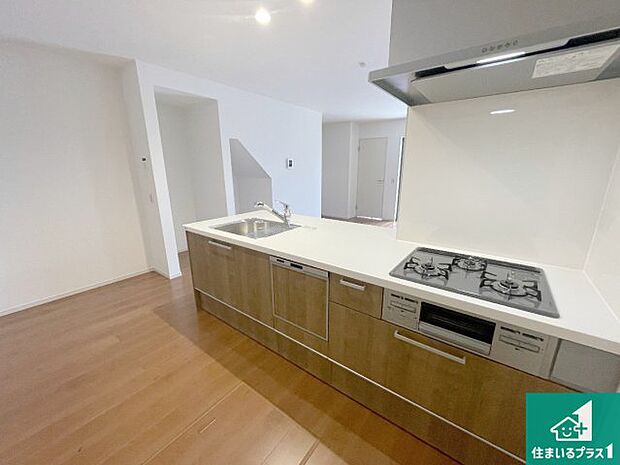 リビングと統一感があり、使い勝手のいいキッチン。広々としているので、二人並んで作業が出来ちゃいます。お子様と一緒に色々なお料理に挑戦できるスペースがあります。