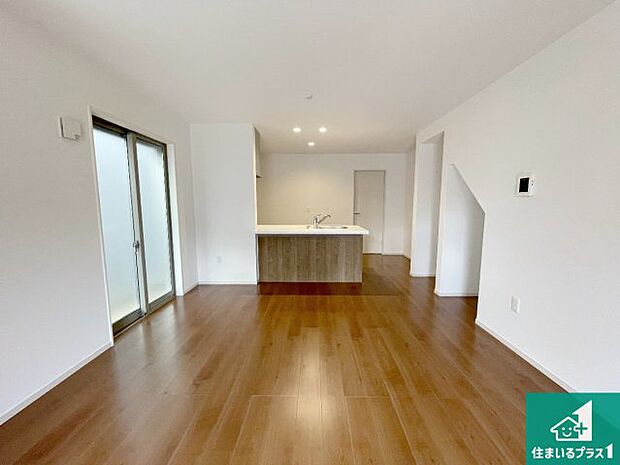 明るいリビングで朝の目覚めもスッキリできそう!対面キッチンでご家族のコミュニケーションも自然と増える設計!小さなお子様が遊ぶスペースを作っても広々とくつろげるLDK!