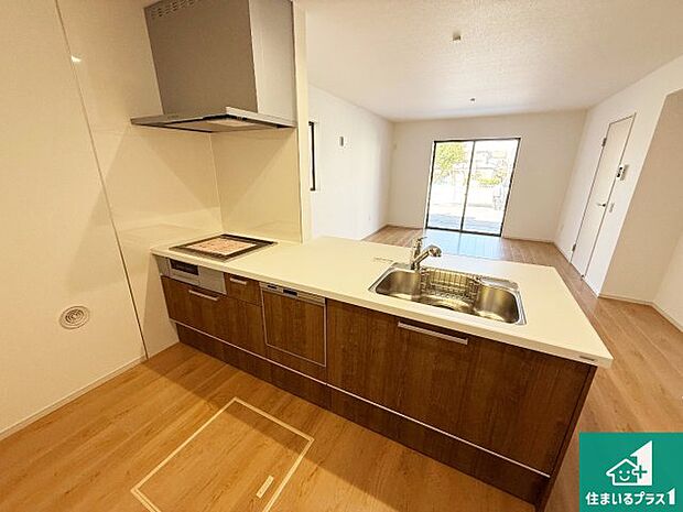 リビングと統一感があり、使い勝手のいいキッチン。広々としているので、二人並んで作業が出来ちゃいます。お子様と一緒に色々なお料理に挑戦できるスペースがあります。