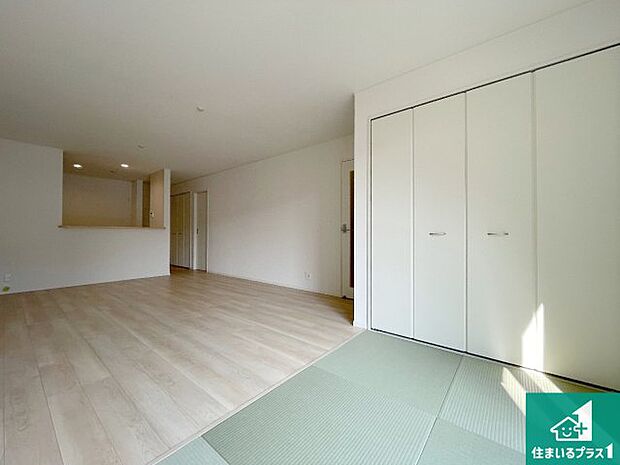 シンプルなリビングは、観葉植物等のインテリアを楽しめますね！パパ好みにも、ママ好みにも家具次第で雰囲気を変えることができます！