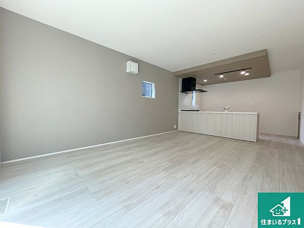 シンプルなリビングは、観葉植物等のインテリアを楽しめますね！パパ好みにも、ママ好みにも家具次第で雰囲気を変えることができます！