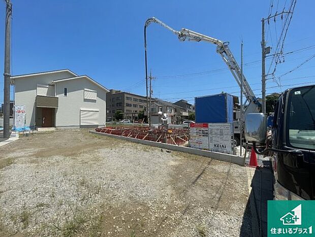 周辺は落ち着いた街並みの住宅地!子育てがしやすい住環境です!まだ未完成ですが、現地でしかわからない事もございます。是非一度ご覧ください。
