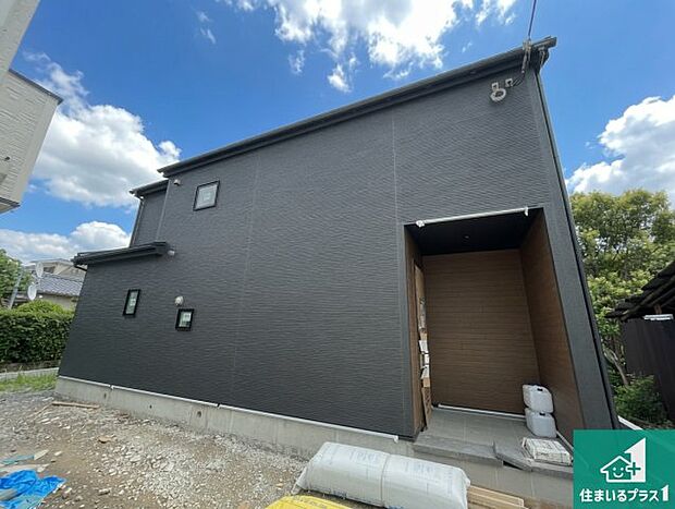 周辺は落ち着いた街並みの住宅地!子育てがしやすい住環境です!まだ未完成ですが、現地でしかわからない事もございます。是非一度ご覧ください。
