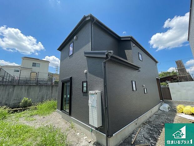 周辺は落ち着いた街並みの住宅地!子育てがしやすい住環境です!まだ未完成ですが、現地でしかわからない事もございます。是非一度ご覧ください。