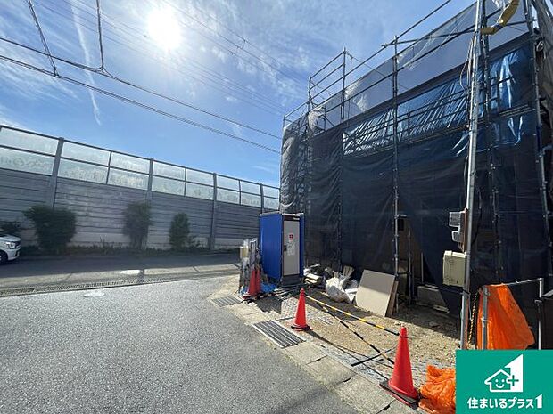 周辺は落ち着いた街並みの住宅地！子育てがしやすい住環境です！まだ未完成ですが、現地でしかわからない事もございます。是非一度ご覧ください。