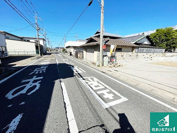 周辺は落ち着いた街並みの住宅地!子育てがしやすい住環境です!まだ未完成ですが、現地でしかわからない事もございます。是非一度ご覧ください。