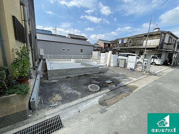 周辺は落ち着いた街並みの住宅地!子育てがしやすい住環境です!まだ未完成ですが、現地でしかわからない事もございます。是非一度ご覧ください。