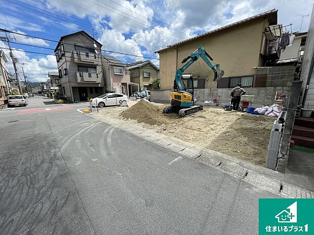 周辺は落ち着いた街並みの住宅地!子育てがしやすい住環境です!まだ未完成ですが、現地でしかわからない事もございます。是非一度ご覧ください。