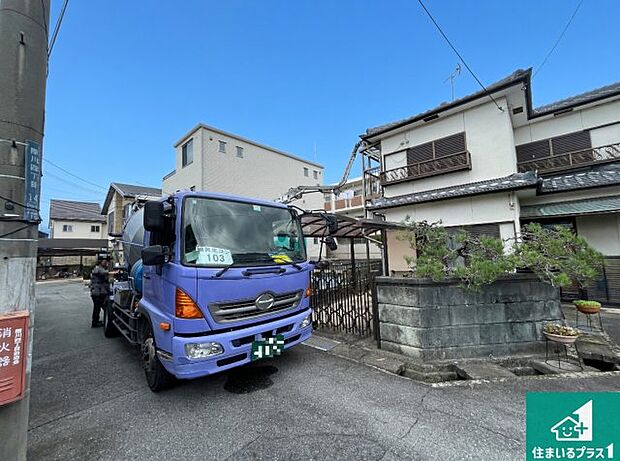 周辺は落ち着いた街並みの住宅地!子育てがしやすい住環境です!まだ未完成ですが、現地でしかわからない事もございます。是非一度ご覧ください。