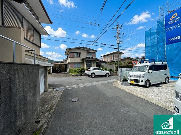 周辺は落ち着いた街並みの住宅地!子育てがしやすい住環境です!まだ未完成ですが、現地でしかわからない事もございます。是非一度ご覧ください。
