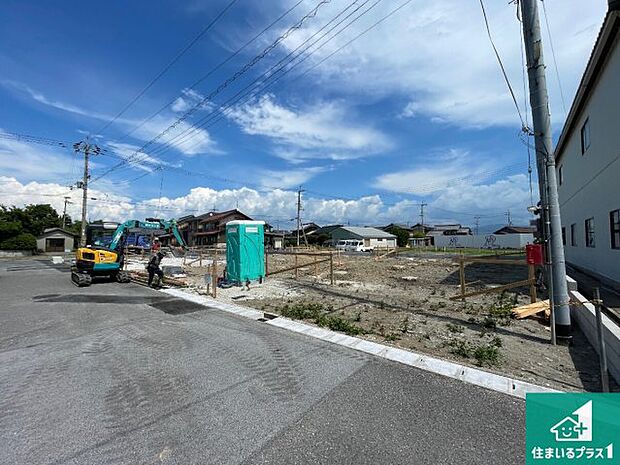 周辺は落ち着いた街並みの住宅地！子育てがしやすい住環境です！まだ未完成ですが、現地でしかわからない事もございます。是非一度ご覧ください。 